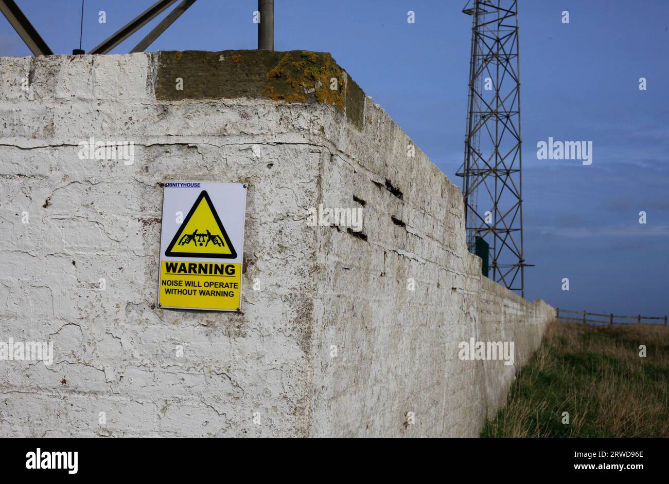 Il rumore si verificherà senza preavviso - segnale di uscita con le dita nelle orecchie presso Flamborough Fog Horn East Coast UK Foto Stock