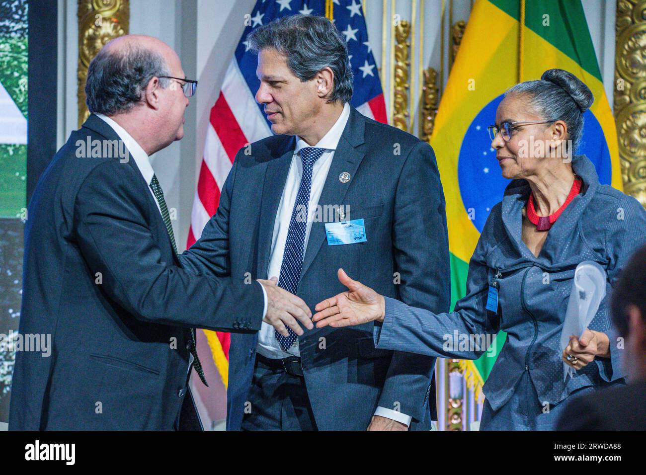 Ilan Goldfajn Presidente della Banca interamericana di sviluppo Visão, il Ministro delle Finanze Fernando Haddad e il Ministro dell'ambiente Marina Silva durante la prima edizione del Brasile in primo piano: più verde e impegnata a favore dello sviluppo sostenibile, che tratta esempi di politiche pubbliche, opportunità commerciali e di investimento in Brasile nella transizione ecologica ed energetica, nella decarbonizzazione e nelle infrastrutture finalizzate alla crescita sostenibile. Promosso dalla Confederazione nazionale dell'industria (CNI) e dalla Federazione delle industrie dello Stato di São Paolo (FIESP) sulla Borsa di New York i Foto Stock