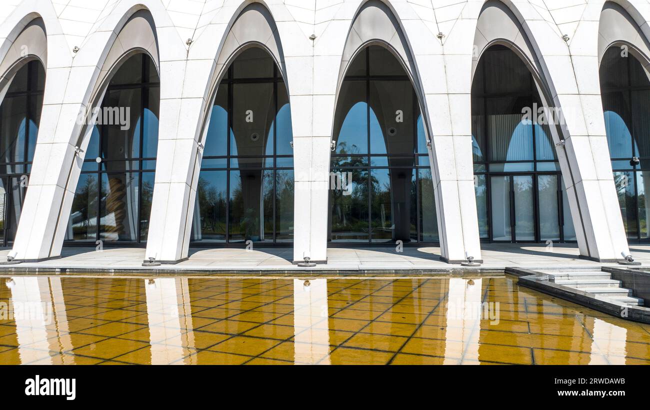 JIUJIANG, CINA - 18 SETTEMBRE 2023 - foto aerea del Centro Congressi ed esposizioni di Wucheng International Migratory Bird Town nella città di Jiujiang, Ji Foto Stock