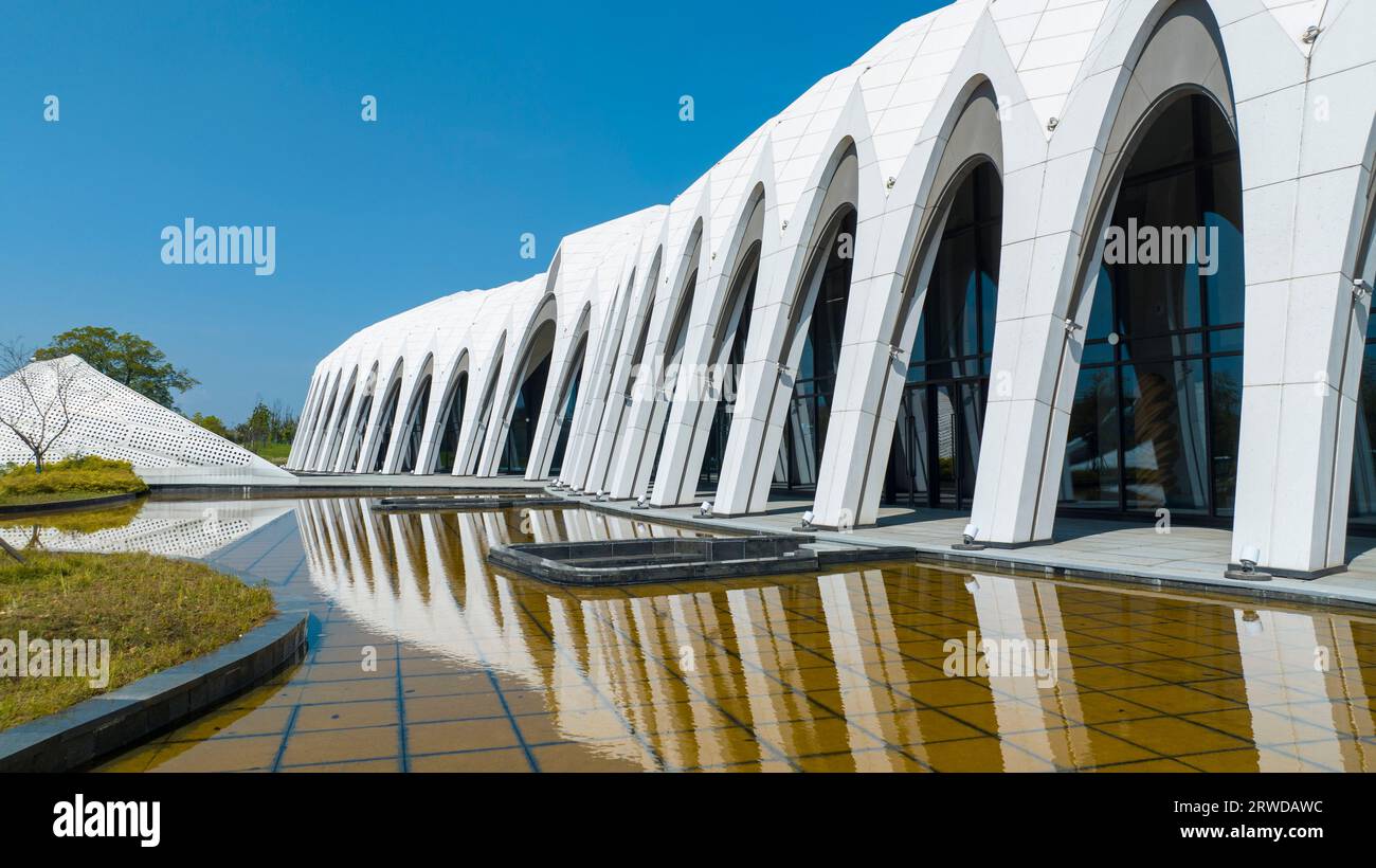 JIUJIANG, CINA - 18 SETTEMBRE 2023 - foto aerea del Centro Congressi ed esposizioni di Wucheng International Migratory Bird Town nella città di Jiujiang, Ji Foto Stock
