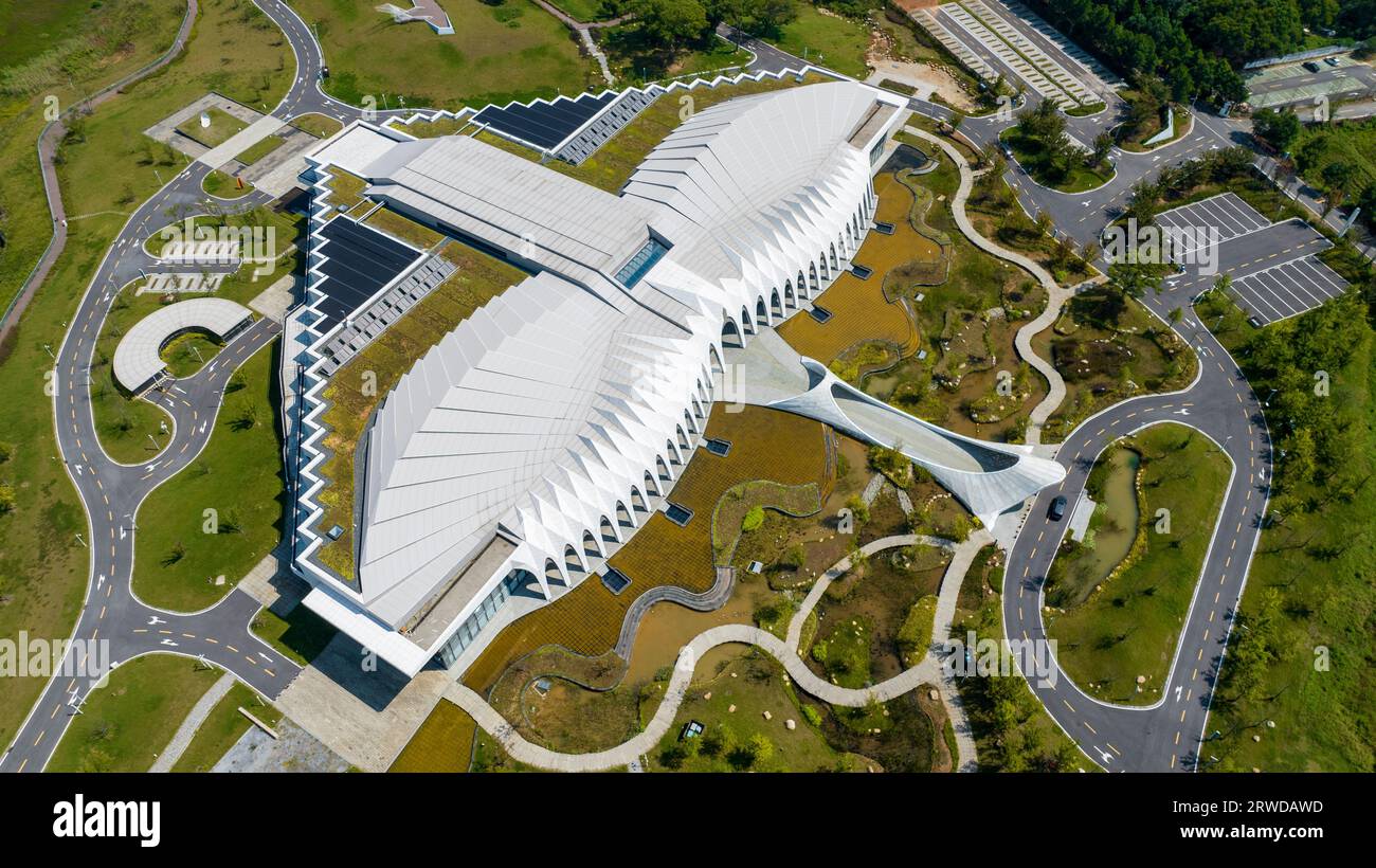 JIUJIANG, CINA - 18 SETTEMBRE 2023 - foto aerea del Centro Congressi ed esposizioni di Wucheng International Migratory Bird Town nella città di Jiujiang, Ji Foto Stock