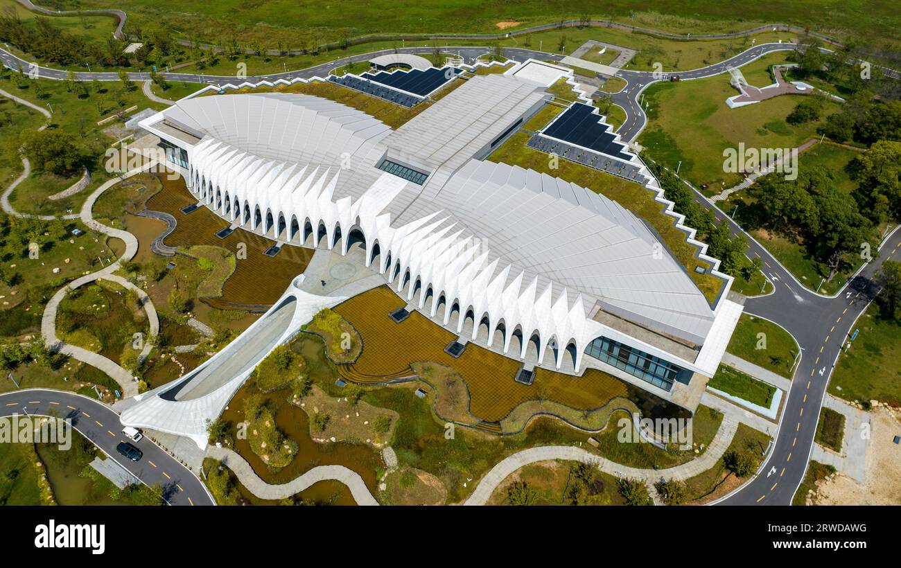 JIUJIANG, CINA - 18 SETTEMBRE 2023 - foto aerea del Centro Congressi ed esposizioni di Wucheng International Migratory Bird Town nella città di Jiujiang, Ji Foto Stock