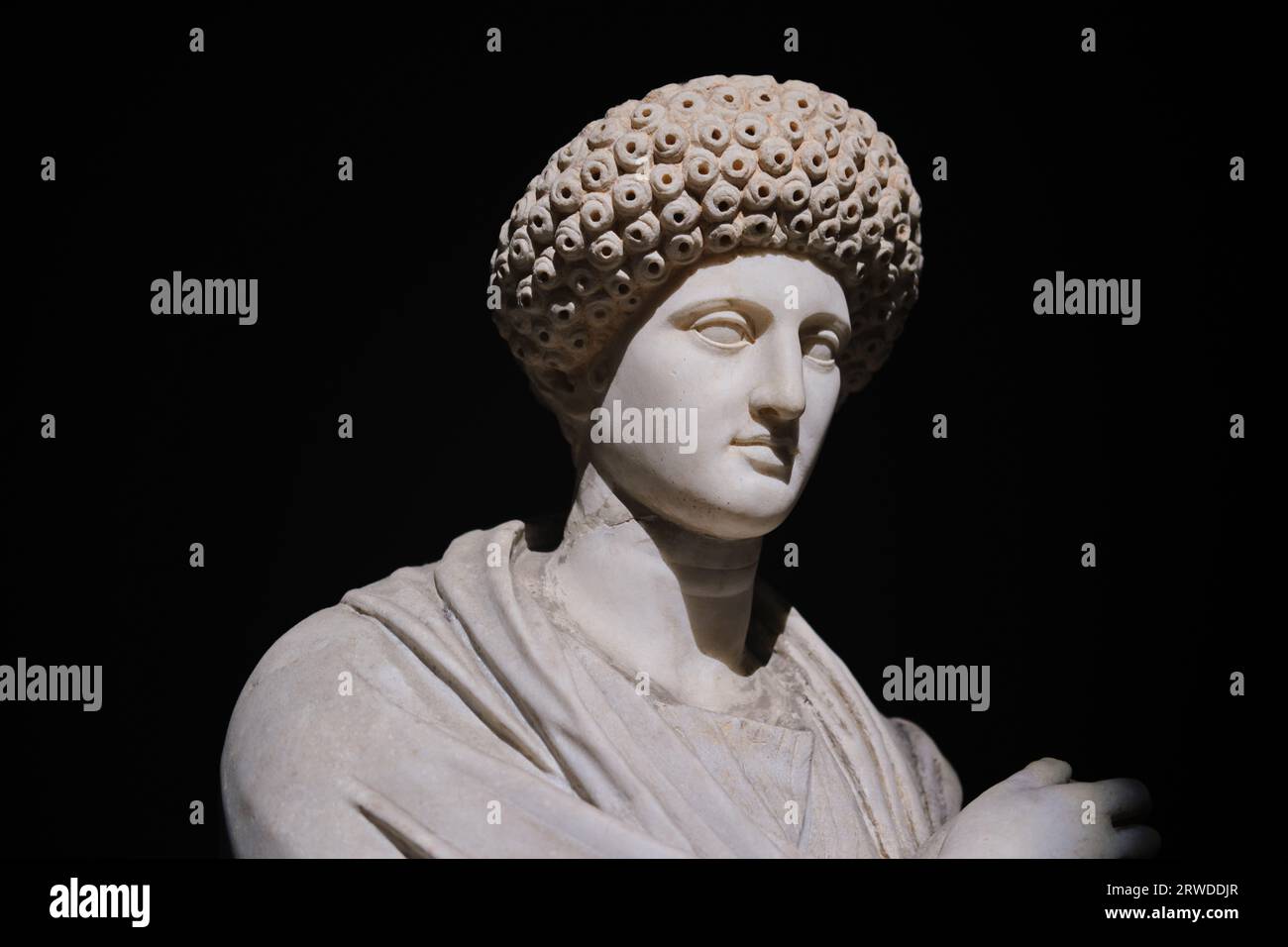 Istanbul, Turchia - 16 settembre 2023: Statua in marmo di una donna nei musei archeologici di Istanbul. Risale al 9-96 d.C. trovato a Creta, in Grecia Foto Stock