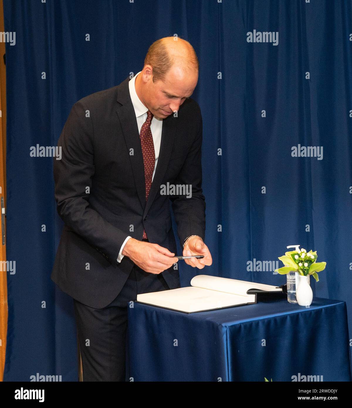 New York, New York, USA. 18 settembre 2023. Sua altezza reale William, il Principe di Galles, ha firmato il libro degli ospiti durante l'incontro con il Segretario generale Antonio Guterres presso il quartier generale delle Nazioni Unite. (Immagine di credito: © Lev Radin/Pacific Press via ZUMA Press Wire) SOLO USO EDITORIALE! Non per USO commerciale! Crediti: ZUMA Press, Inc./Alamy Live News Foto Stock