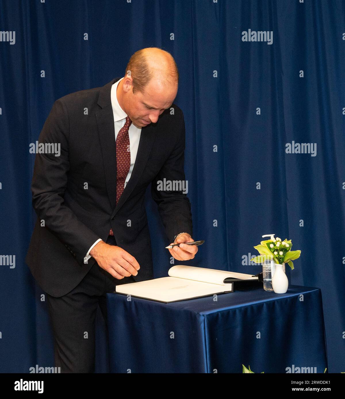 New York, New York, USA. 18 settembre 2023. Sua altezza reale William, il Principe di Galles, ha firmato il libro degli ospiti durante l'incontro con il Segretario generale Antonio Guterres presso il quartier generale delle Nazioni Unite. (Immagine di credito: © Lev Radin/Pacific Press via ZUMA Press Wire) SOLO USO EDITORIALE! Non per USO commerciale! Crediti: ZUMA Press, Inc./Alamy Live News Foto Stock