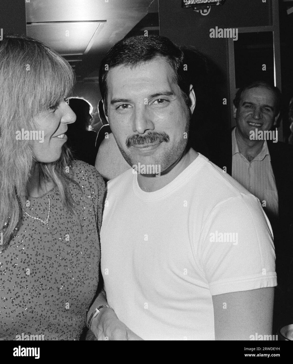 LONDRA, REGNO UNITO. Settembre 1986: La regina star Freddie Mercury e l'amica Mary Austin partecipano a un evento di beneficenza a Londra. Foto del file © Paul Smith/Featureflash Foto Stock