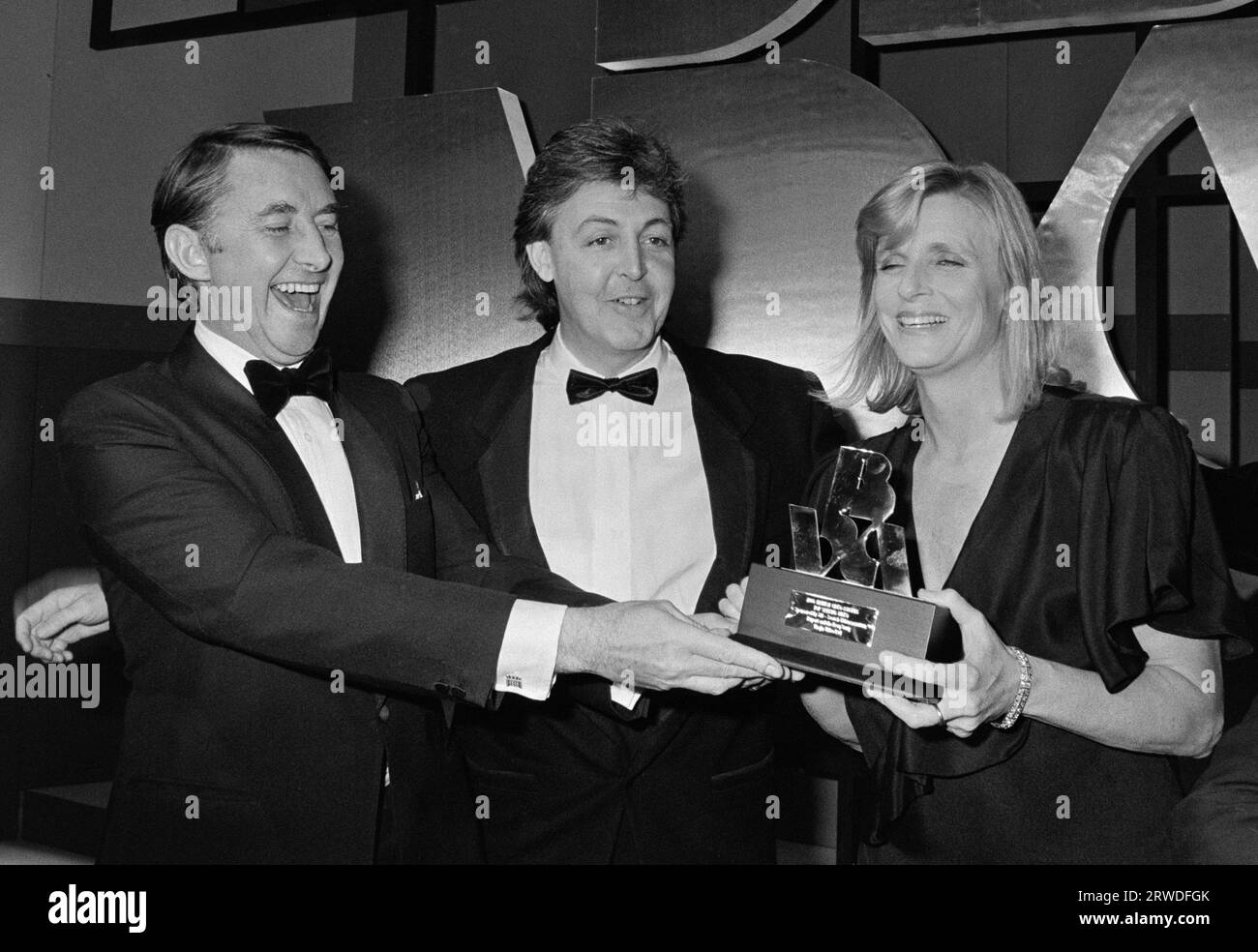 LONDRA, REGNO UNITO. 16 ottobre 1986: David Steel deputato con Paul McCartney e moglie Linda McCartney ai British Video Awards di Londra. Foto del file © Paul Smith/Featureflash Foto Stock