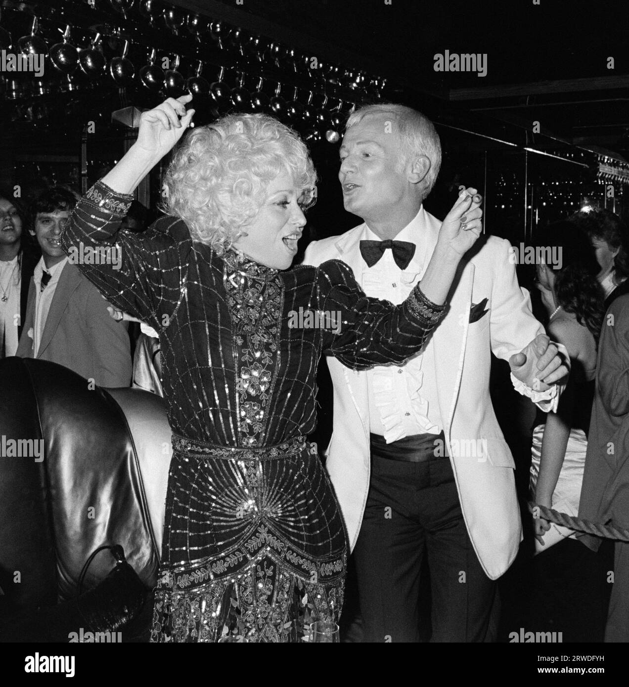 LONDRA, REGNO UNITO. 19 ottobre 1986: Barbara Windsor e John Inman a una festa a Stringfellows a Londra. Foto del file © Paul Smith/Featureflash Foto Stock