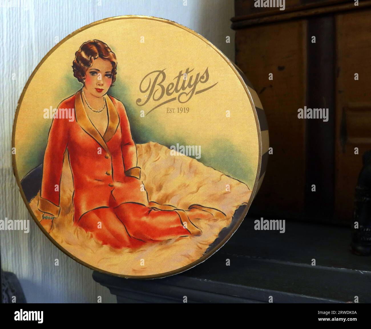 Bettys and Taylors of Harrogate cake tin, 1 Parliament St, Harrogate, Yorkshire, Inghilterra, REGNO UNITO, HG1 2QU Foto Stock
