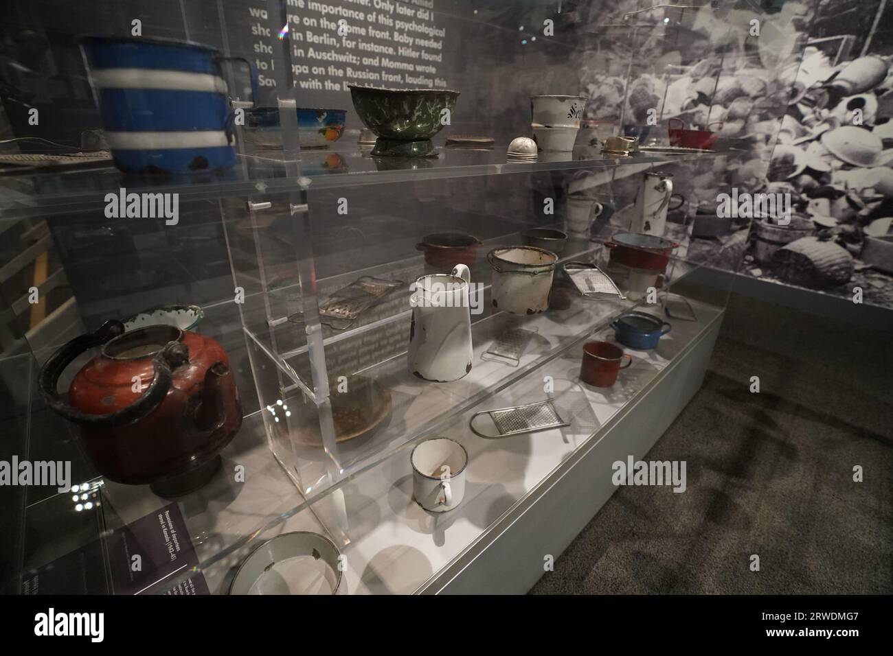 "Auschwitz. Non molto tempo fa. Non lontano." Mostra alla biblioteca presidenziale Ronald Reagan. Più di 700 oggetti originali di valore storico e umano. Foto Stock