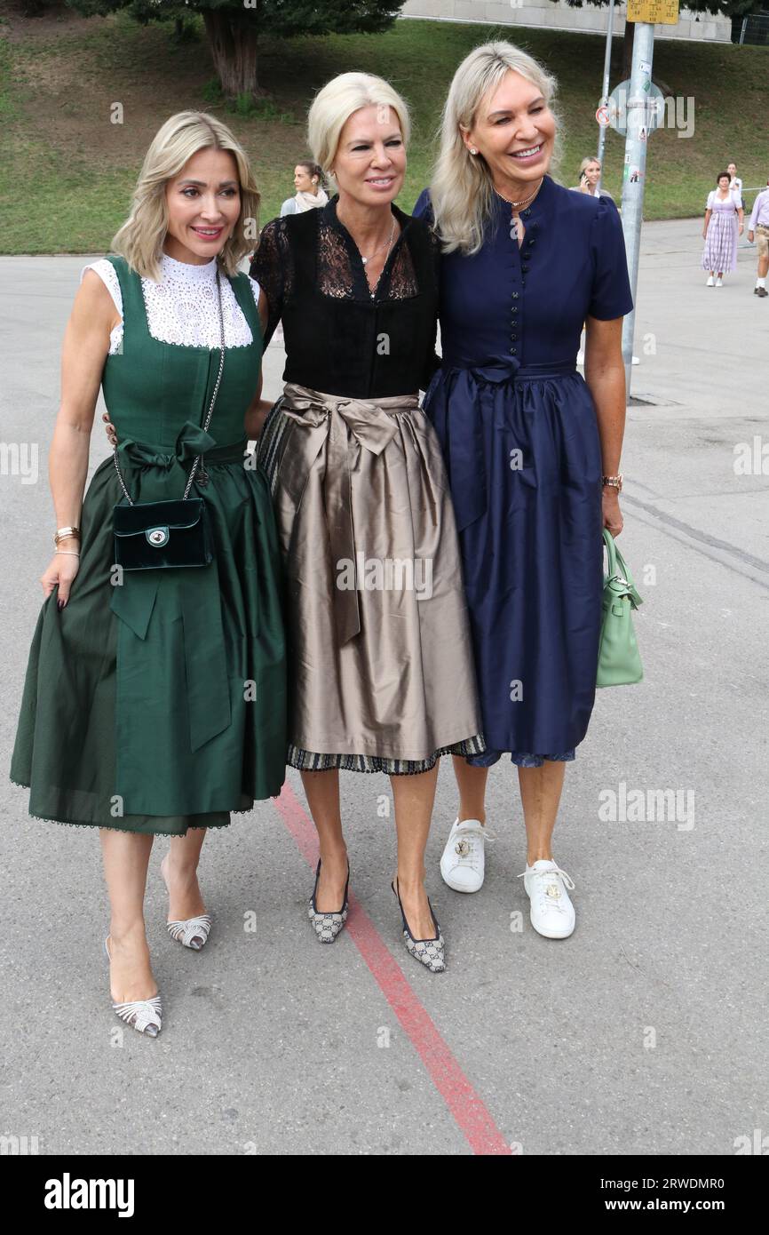 MONACO, Germania, 18 anni. Settembre 2023: Kinga Mathe, Tanja Ehrmann, Saskia Greipl-Konstantinidis, LADIES WIESN/DAMEN WIESN 2023 - donne di potere, uomini d'affari e donne di orientamento sociale sono ospiti dell'invito Regine SIXT durante il festival della birra di Monaco, Schuetzenfestzelt, Schuetzenfestmarquee. L'Oktoberfest di Monaco del 188, chiamato anche WIESN, lunedì 18. Settembre a Monaco. L'evento tradizionale termina il 3 ottobre L'Oktoberfest è il festival folcloristico più grande del mondo e attira circa sei milioni di visitatori ogni anno. Ogni anno, continua a battere nuovi record. immagine e copyright. @ AR Foto Stock