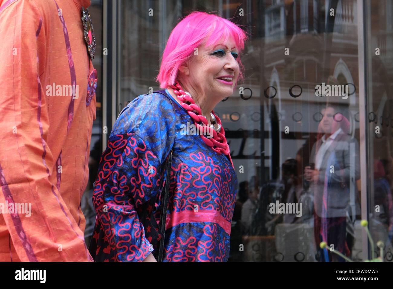 Londra, Regno Unito. La stilista britannica Zandra Rhodes parte per lo show di Ashish durante la settimana della moda di Londra Foto Stock