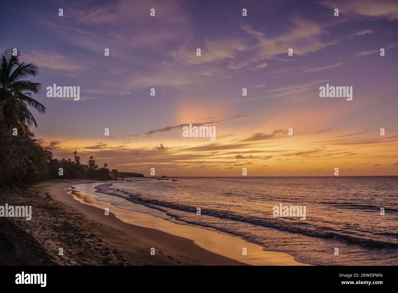 Spiaggia di Trinidad e Tobago Sunset Bay al crepuscolo, bella e calda spiaggia vuota Foto Stock