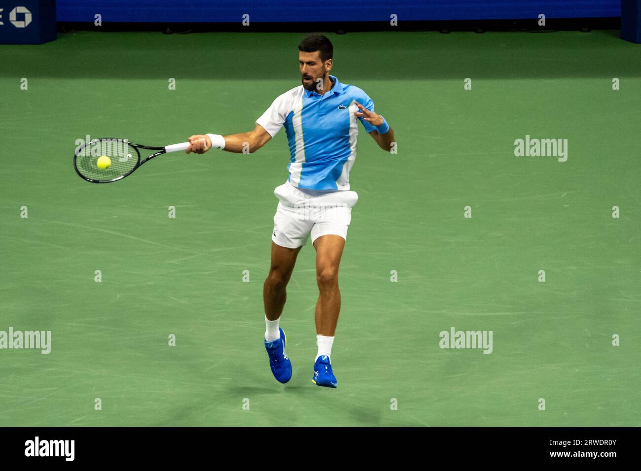 Novak Djokovic (SBR) gareggia nelle semifinali del singolo maschile agli US Open Tennis 2023 Foto Stock