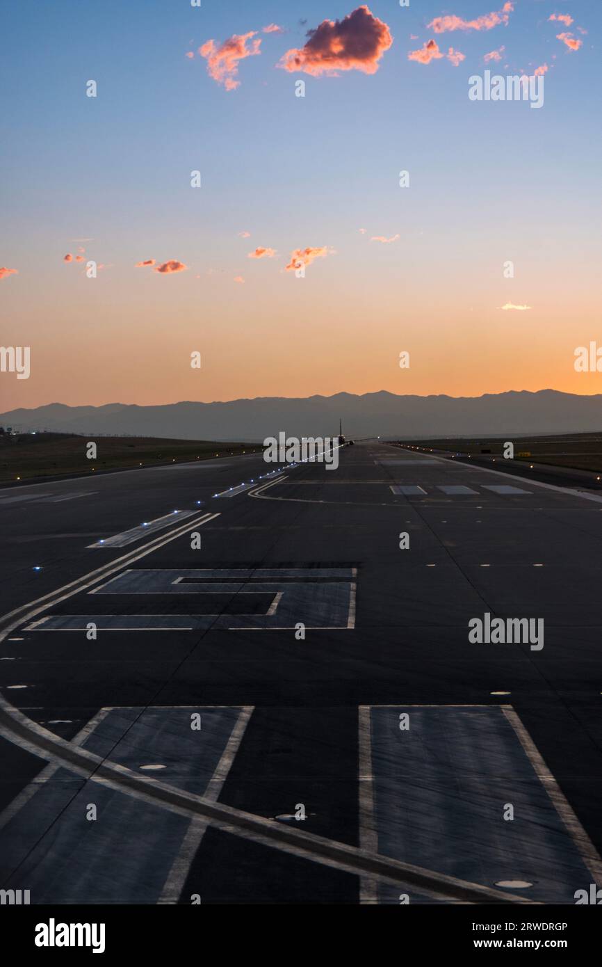Tramonto sull'aeroporto internazionale di Denver a settembre. Foto Stock