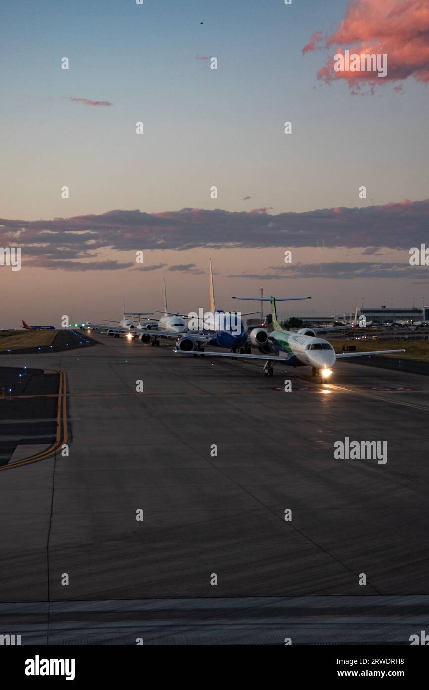 Aerei in fila per la pista. Foto Stock