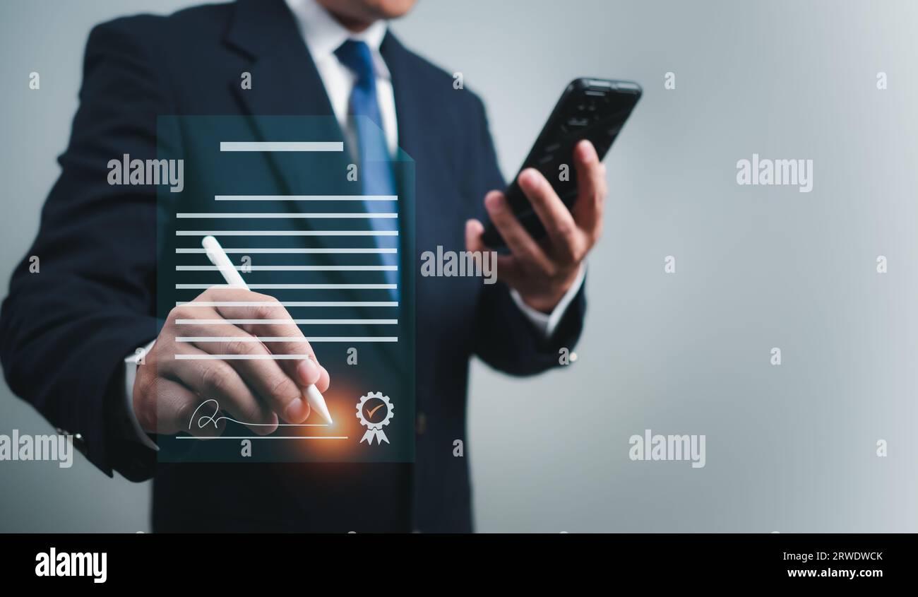 L'uomo d'affari utilizza la firma elettronica con la penna sulla firma elettronica, la gestione dei documenti con schede tecniche, la firma elettronica e il conce per ufficio senza carta Foto Stock