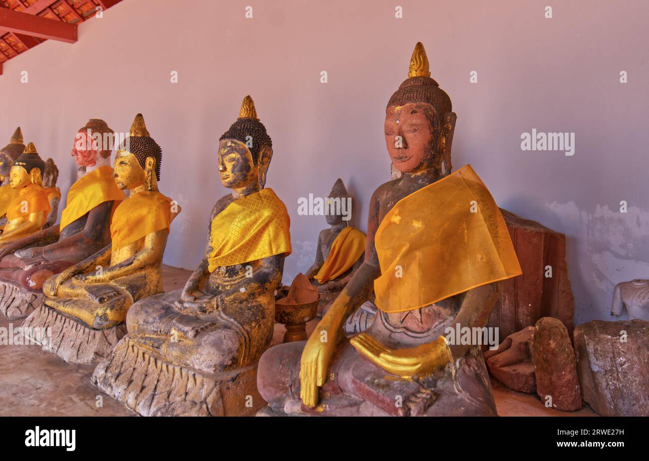 Surat Thani, Thailandia - 23 aprile 2023: Le statue meditate di Buddha antiche al Wat Phra Borommathat Chaiya o al tempio Phra Borommathat Chaiya Foto Stock