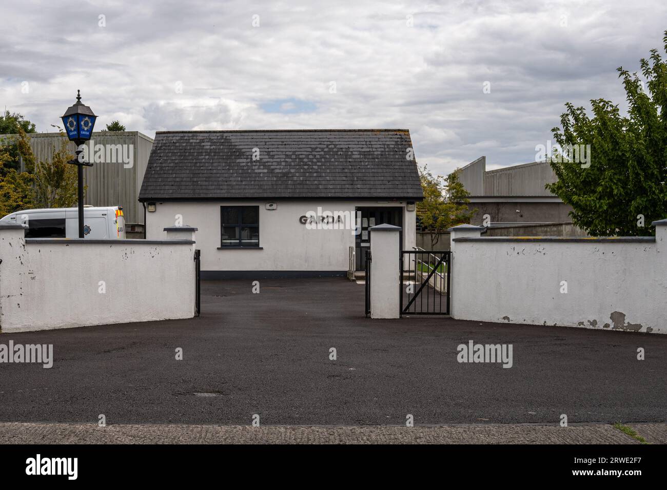 Carbury County Kildare, Irlanda, 19 luglio 2023. Vista frontale della stazione di Carbury Garda Foto Stock