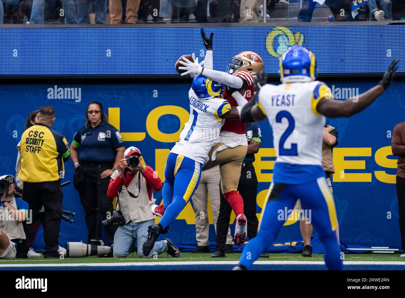 Il cornerback dei Los Angeles Rams Derion Kendrick (1) è chiamato per l'interferenza del passaggio contro il wide receiver dei San Francisco 49ers Deebo Samuel (19) durante a N Foto Stock