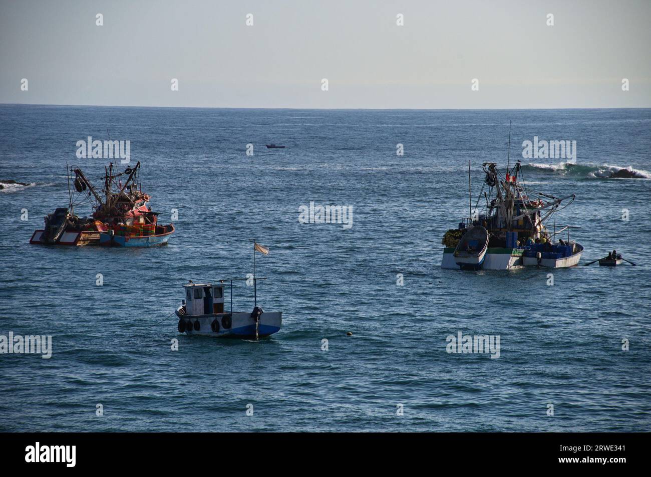 Barche da pesca a Chala, Perù, sull'Oceano Pacifico Foto Stock