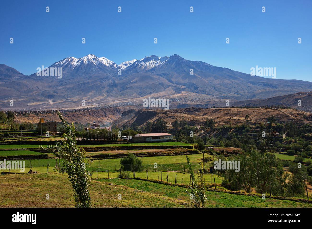 Dintorni di Arequipa, Perù, con le sue montagne e vulcani sullo sfondo Foto Stock