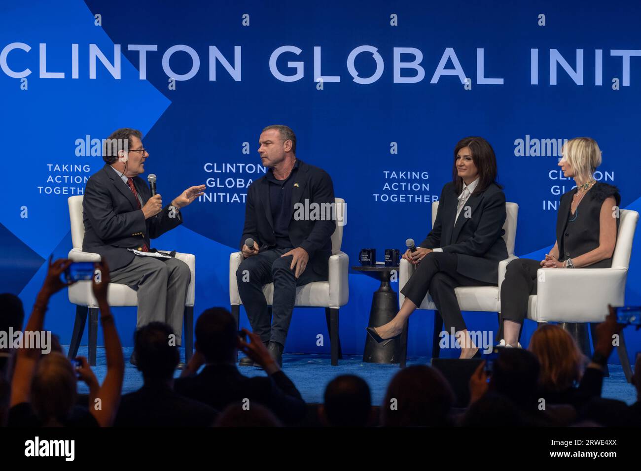 (L-R) Nick Kristof, Liev Schreiber, Fran Katsoudas e Olga Rudneva partecipano alla sessione "Ukraine: How to Address Urgent Needs to Advance Long-Term Recovery and Rebuilding" durante il meeting Clinton Global Initiative (CGI) all'Hilton Midtown di New York City. L'incontro CGI del 2023 si concentrerà sui modi per contribuire ad affrontare il cambiamento climatico, le questioni sanitarie, la violenza di genere, la guerra in Ucraina e altre questioni. L'evento di due giorni accoglie i leader della politica, degli affari e della filantropia per lavorare su potenziali soluzioni alle questioni globali. Foto Stock (L-R) Nick Kristof, Liev Schreiber, Fran Katsoudas e Olga Rudneva partecipano alla sessione "Ukraine: How to Address Urgent Needs to Advance Long-Term Recovery and Rebuilding" durante il meeting Clinton Global Initiative (CGI) all'Hilton Midtown di New York City. L'incontro CGI del 2023 si concentrerà sui modi per contribuire ad affrontare il cambiamento climatico, le questioni sanitarie, la violenza di genere, la guerra in Ucraina e altre questioni. L'evento di due giorni accoglie i leader della politica, degli affari e della filantropia per lavorare su potenziali soluzioni alle questioni globali. Foto Stock