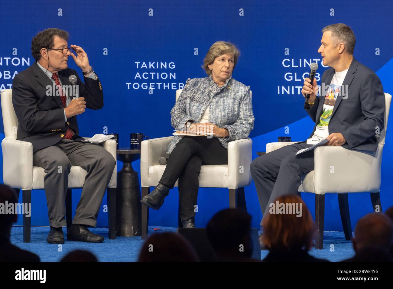 (L-R) Nick Kristof, Randi Weingarten e Mykola Kuleba partecipano alla sessione "Ukraine: How to Address Urgent Needs to Advance Long-Term Recovery and Rebuilding" durante il meeting Clinton Global Initiative (CGI) all'Hilton Midtown di New York City. L'incontro CGI del 2023 si concentrerà sui modi per contribuire ad affrontare il cambiamento climatico, le questioni sanitarie, la violenza di genere, la guerra in Ucraina e altre questioni. L'evento di due giorni accoglie i leader della politica, degli affari e della filantropia per lavorare su potenziali soluzioni alle questioni globali. Foto Stock (L-R) Nick Kristof, Randi Weingarten e Mykola Kuleba partecipano alla sessione "Ukraine: How to Address Urgent Needs to Advance Long-Term Recovery and Rebuilding" durante il meeting Clinton Global Initiative (CGI) all'Hilton Midtown di New York City. L'incontro CGI del 2023 si concentrerà sui modi per contribuire ad affrontare il cambiamento climatico, le questioni sanitarie, la violenza di genere, la guerra in Ucraina e altre questioni. L'evento di due giorni accoglie i leader della politica, degli affari e della filantropia per lavorare su potenziali soluzioni alle questioni globali. Foto Stock