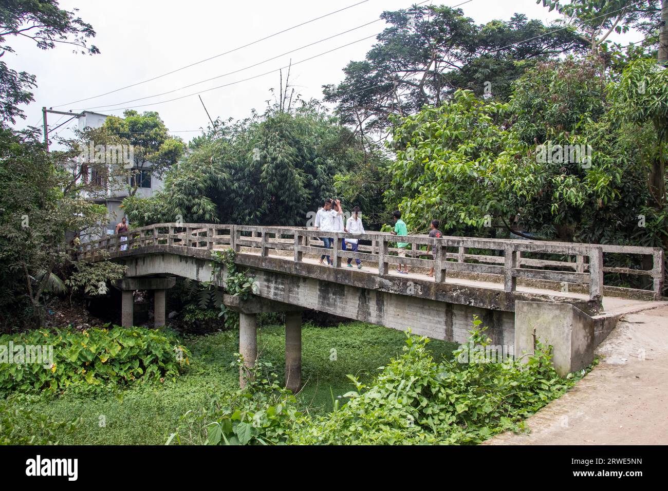 Vecchia casa nella natura verde di Ruhitpur, Bangladesh, il 5 settembre 2022 Foto Stock