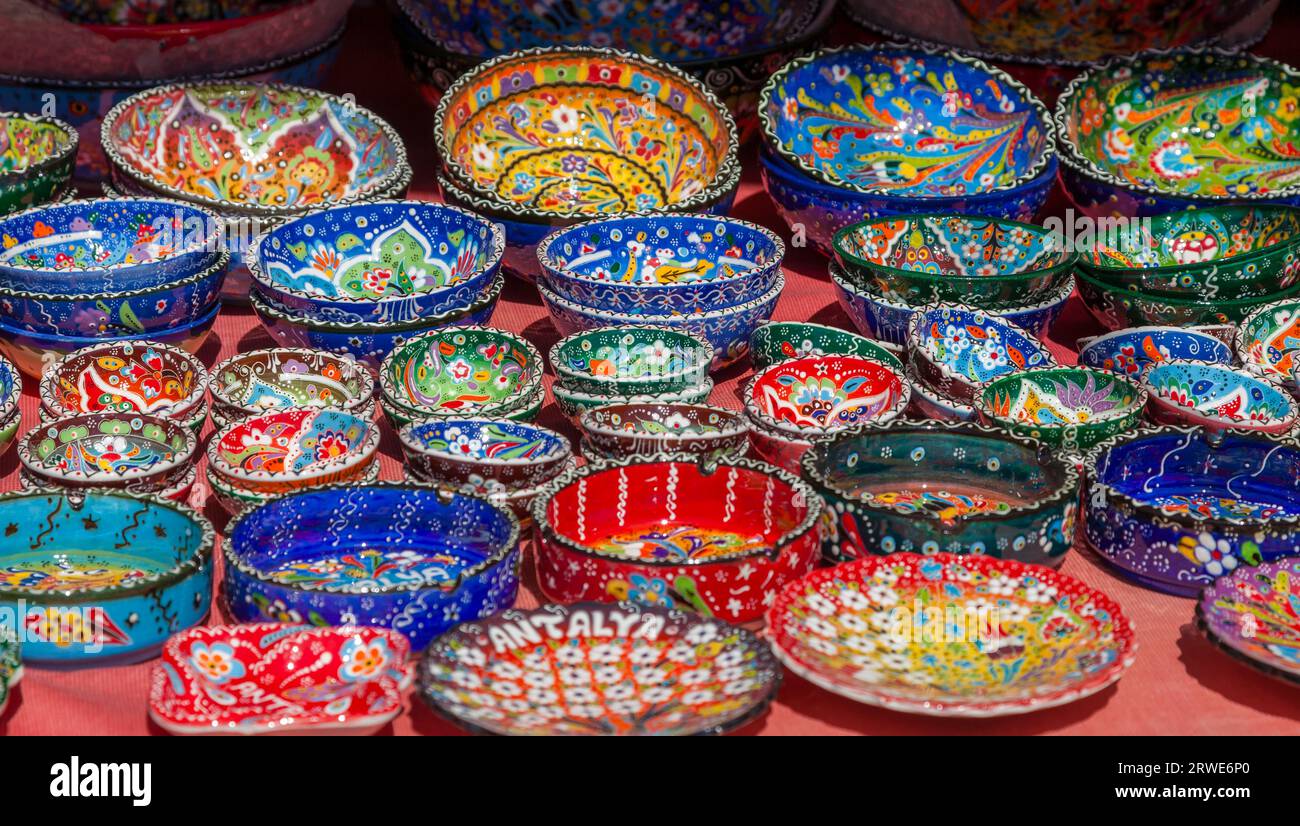 Stoviglie in ceramica colorata, centro storico di Antalya, Turchia Foto Stock