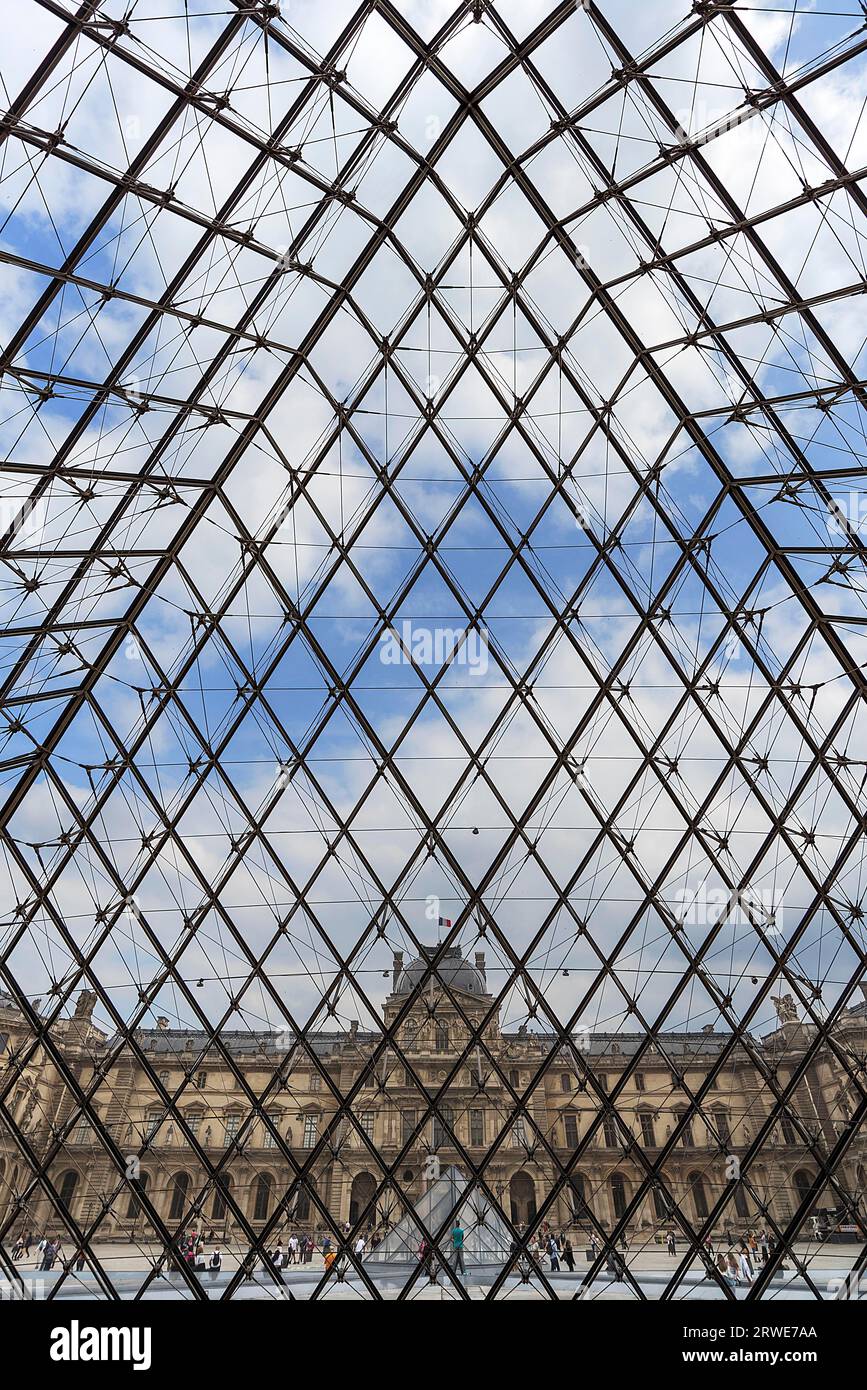 Ammira dall'interno della piramide gli edifici del Louvre, Parigi, Francia Foto Stock