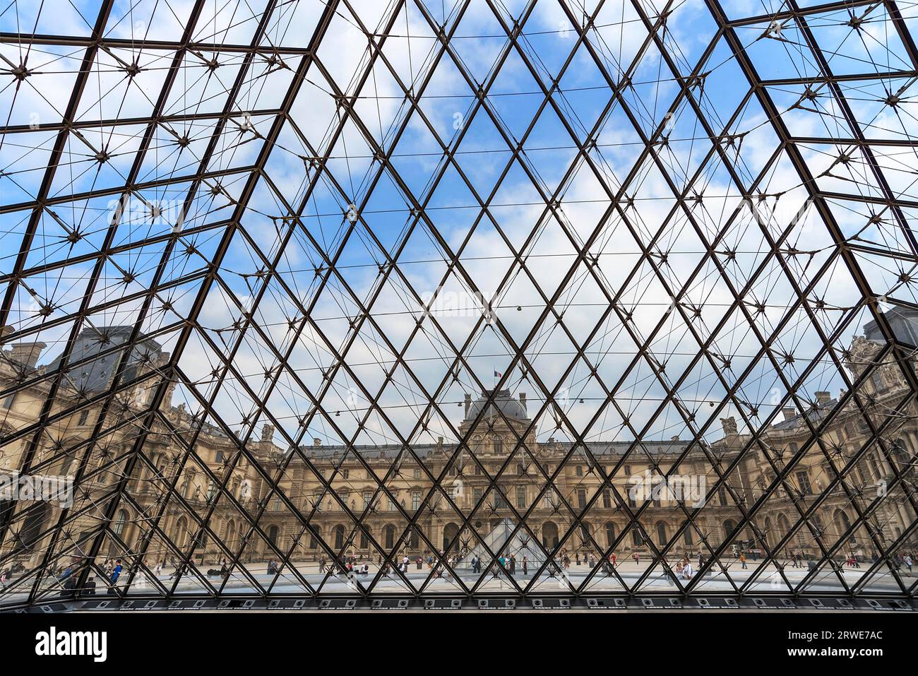 Ammira dall'interno della piramide gli edifici del Louvre, Parigi, Francia Foto Stock