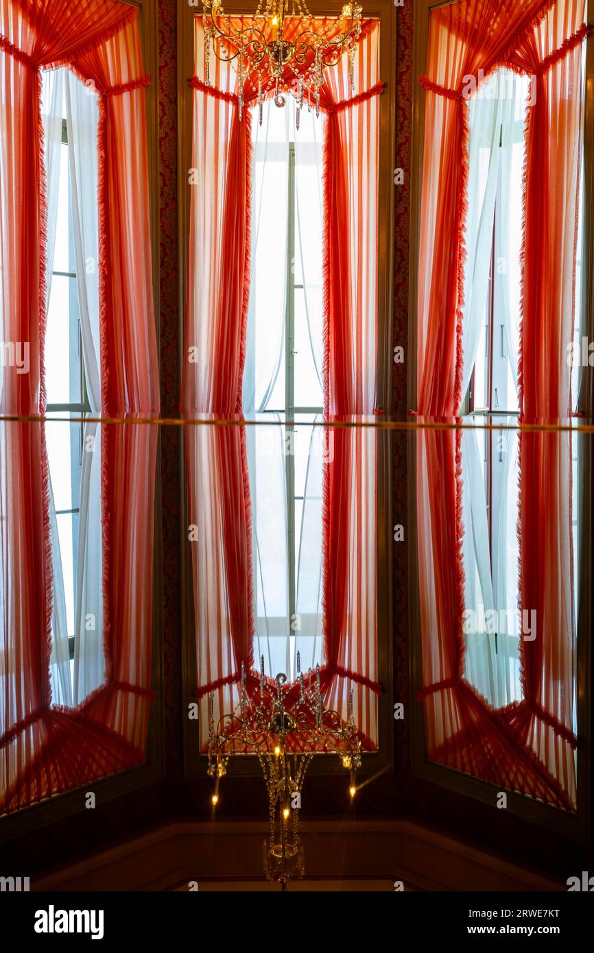 Bellissime finestre con tende e lampada di cristallo e riflesso in Svizzera Foto Stock