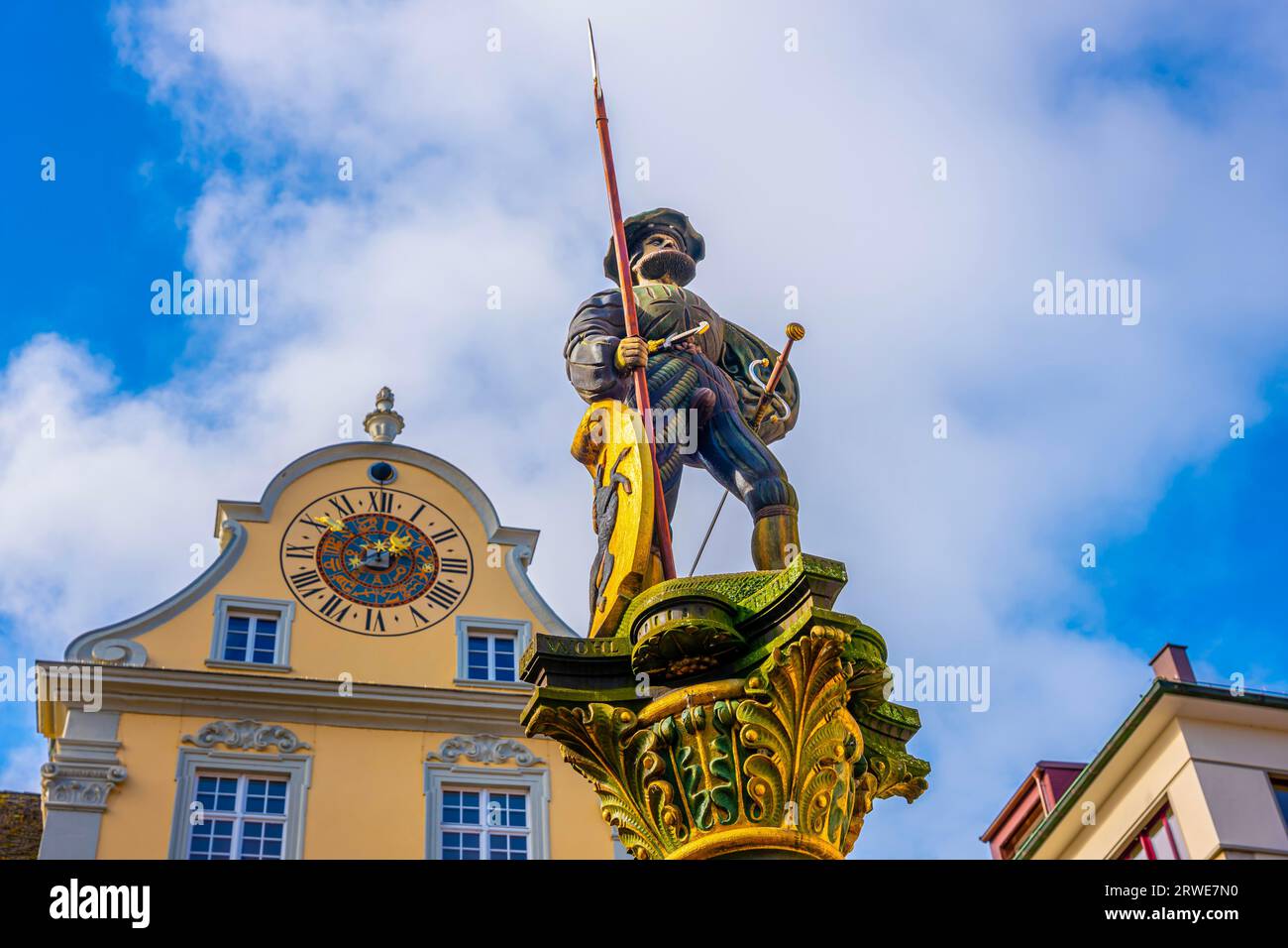 Città medievale con statua e orologio su un edificio in una giornata di sole a Sciaffusa, in Svizzera Foto Stock