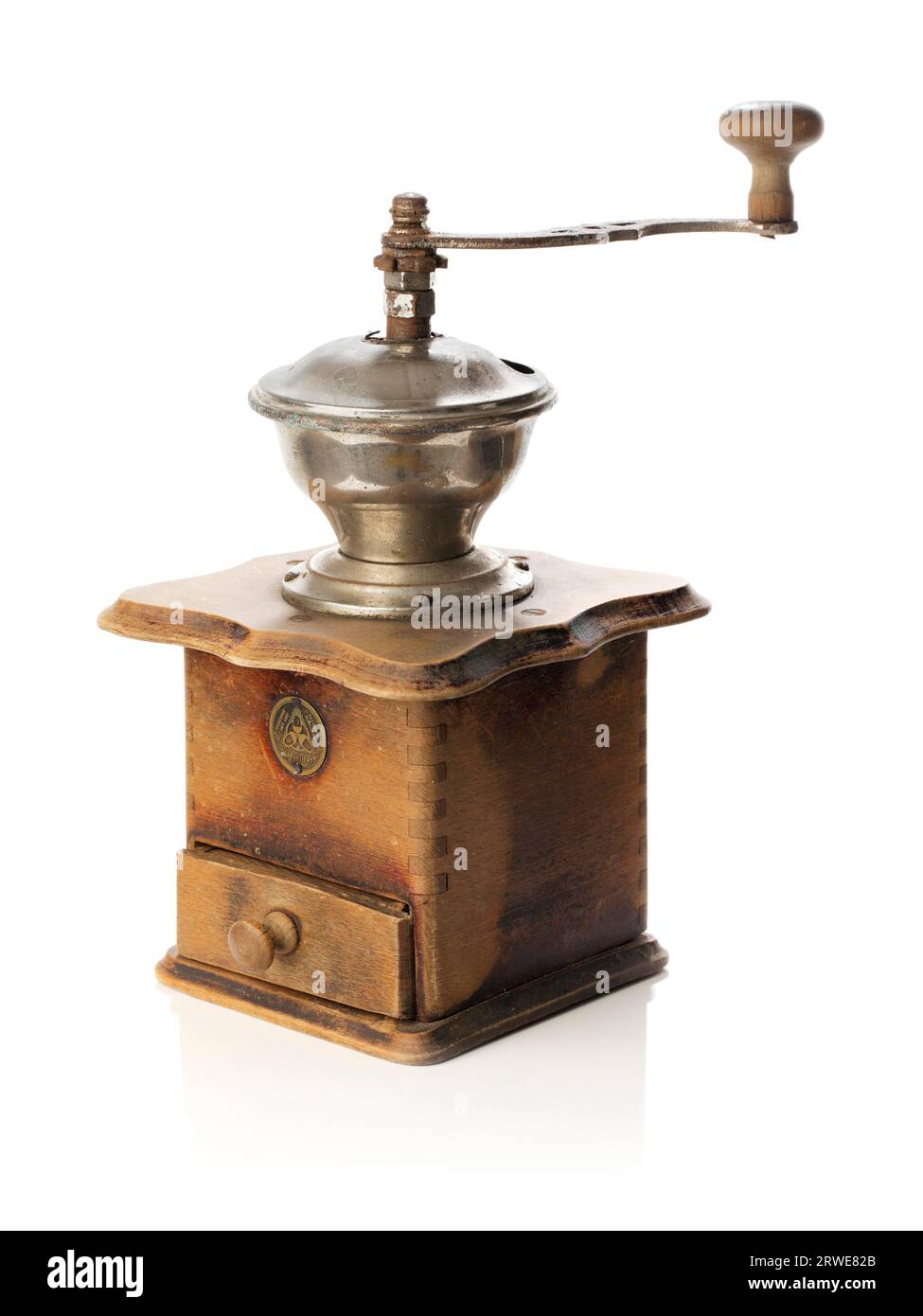 Macinacaffè rustico vintage isolato su bianco con un po' di riflesso. NOTA: Il badge non è un logo, ma solo informazioni sulla garanzia del Foto Stock