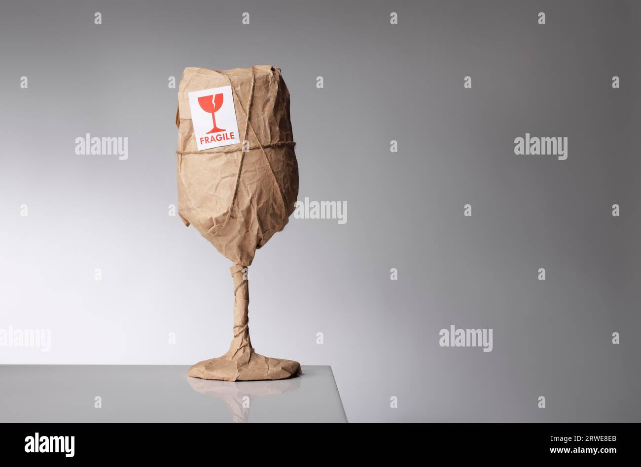 Confezione con adesivo di avvertenza fragile Foto Stock