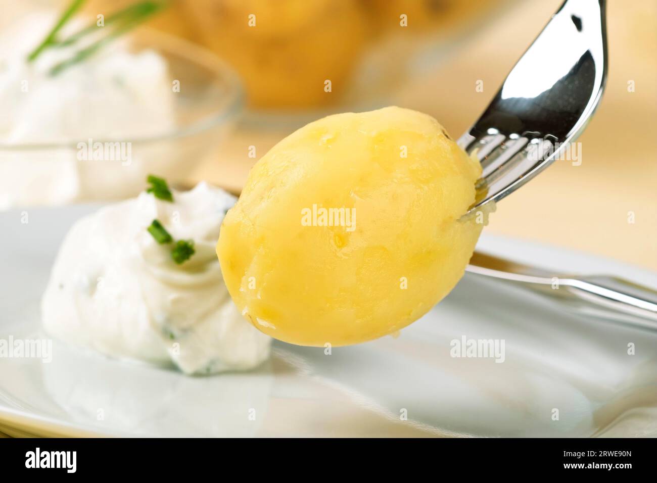 Patate da giacca con formaggio di cagliata alle erbe Foto Stock