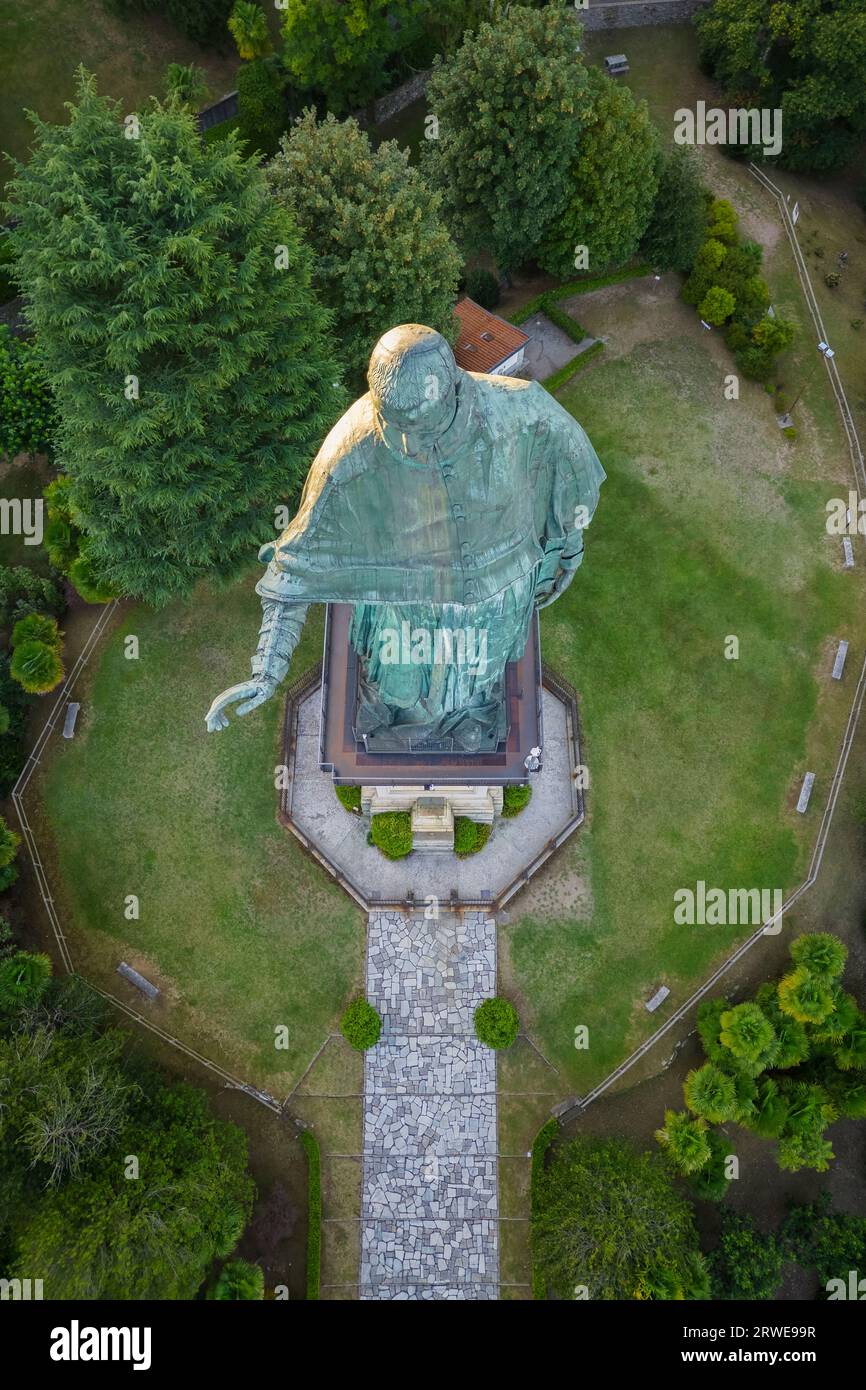 Vista aerea della Statua di San Carlo Borromeo durante un tramonto estivo. Arona, Lago maggiore, Piemonte, Italia, Europa. Foto Stock