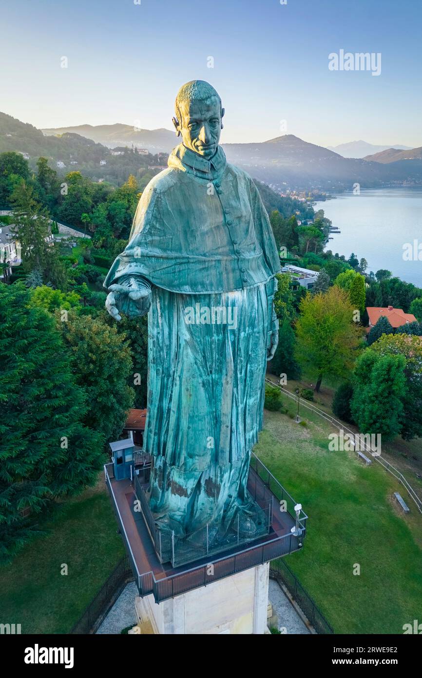 Vista aerea della Statua di San Carlo Borromeo durante un tramonto estivo. Arona, Lago maggiore, Piemonte, Italia, Europa. Foto Stock