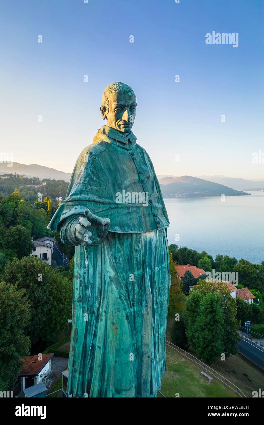 Vista aerea della Statua di San Carlo Borromeo durante un tramonto estivo. Arona, Lago maggiore, Piemonte, Italia, Europa. Foto Stock