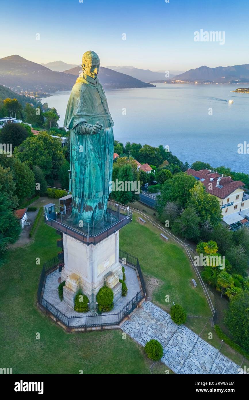 Vista aerea della Statua di San Carlo Borromeo durante un tramonto estivo. Arona, Lago maggiore, Piemonte, Italia, Europa. Foto Stock