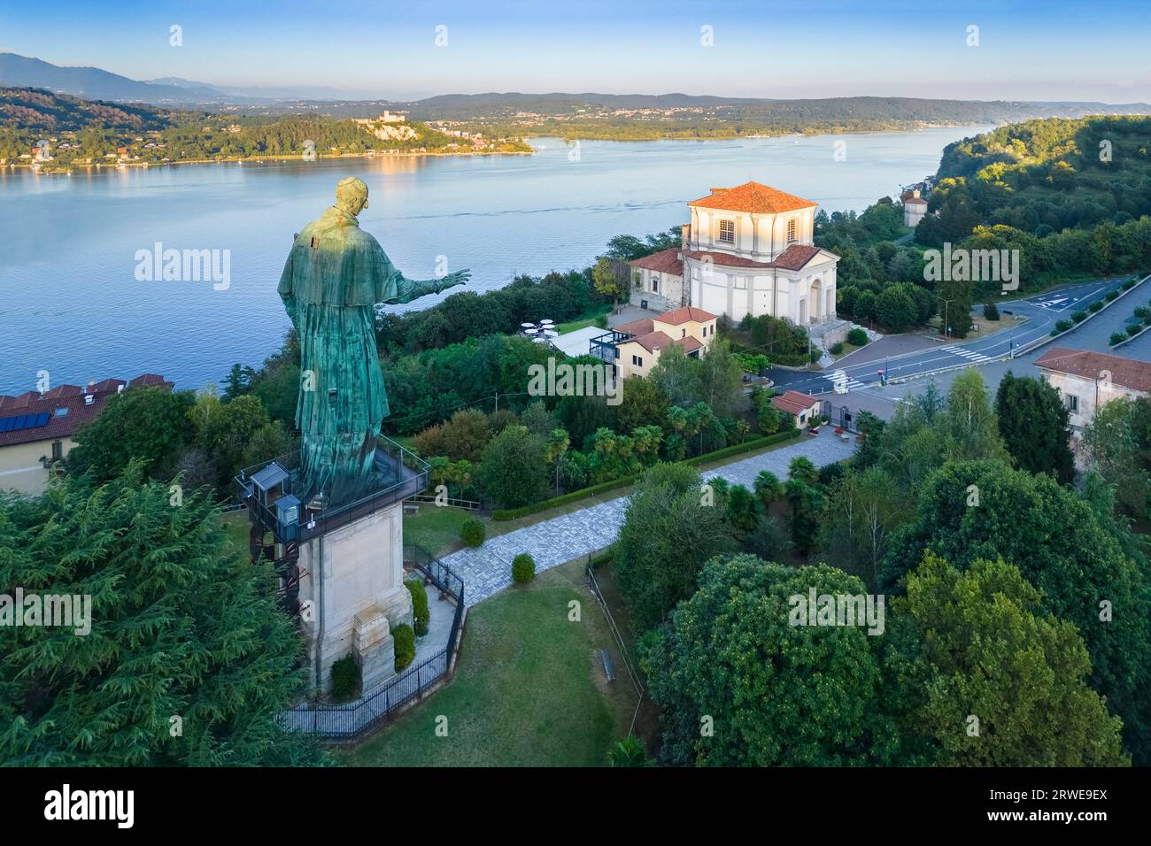Vista aerea della Statua di San Carlo Borromeo durante un tramonto estivo. Arona, Lago maggiore, Piemonte, Italia, Europa. Foto Stock