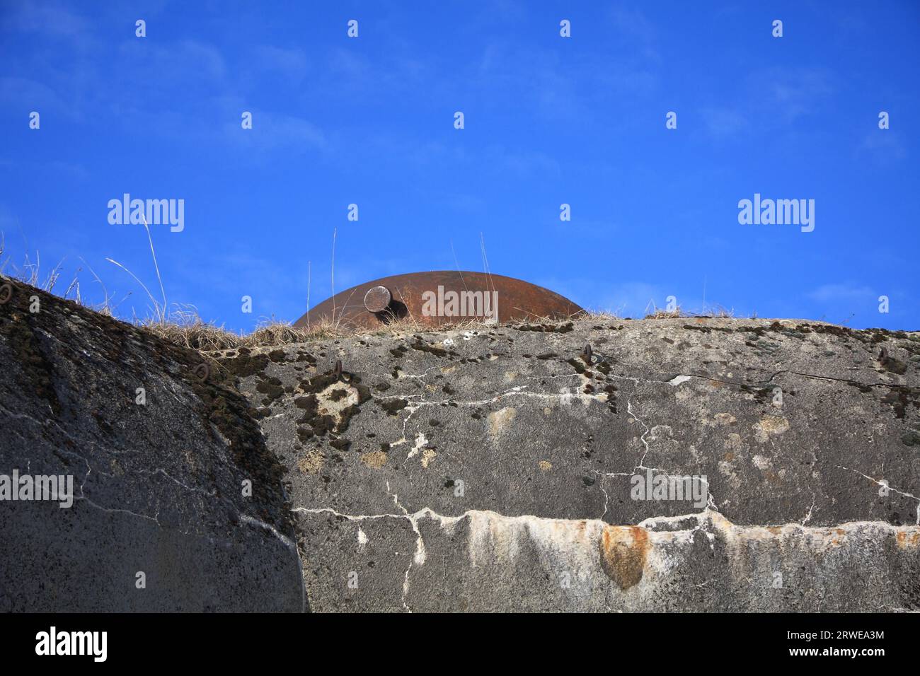 Dettaglio di un bunker con cupola contro un cielo blu Foto Stock