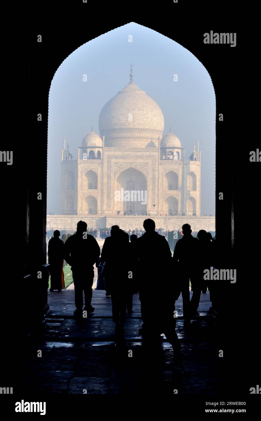 Vista pittoresca di persone in piedi sotto un arco guardando al Taj Mahal Foto Stock