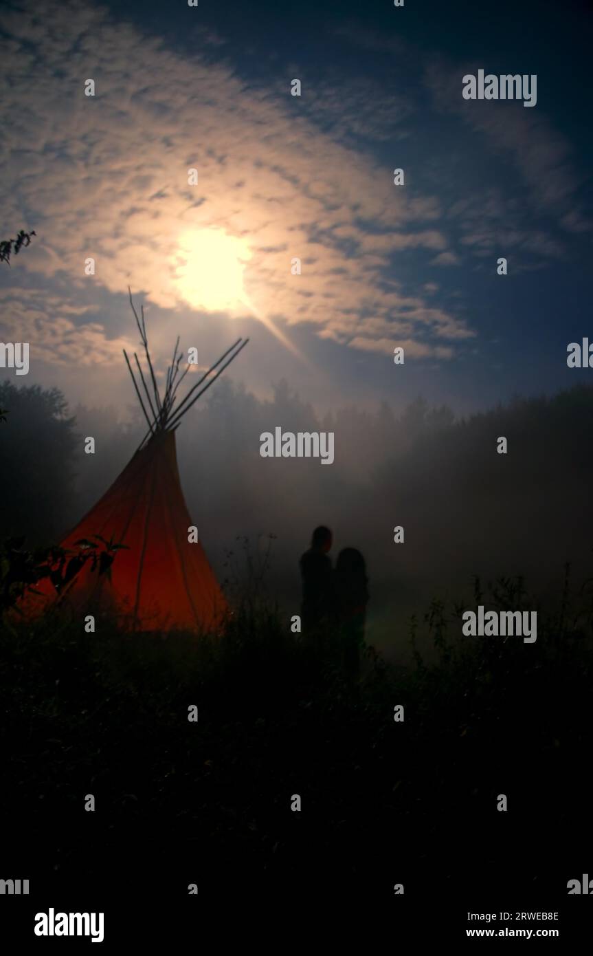 Matura in piedi fuori nelle tenebre mistico illuminato dalla luna Foto Stock