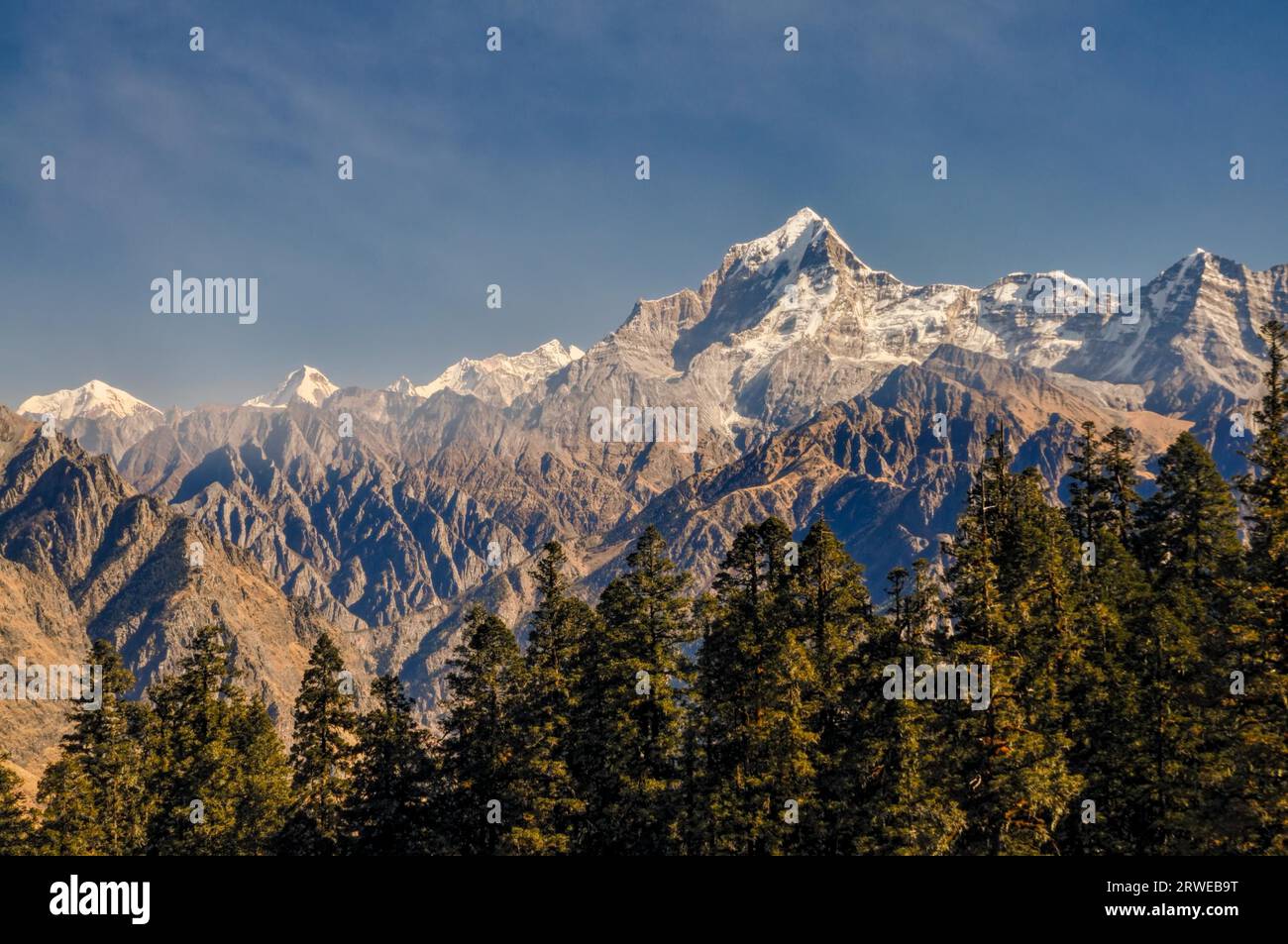 Vista panoramica delle cime innevate in Kuari Pass, India Foto Stock