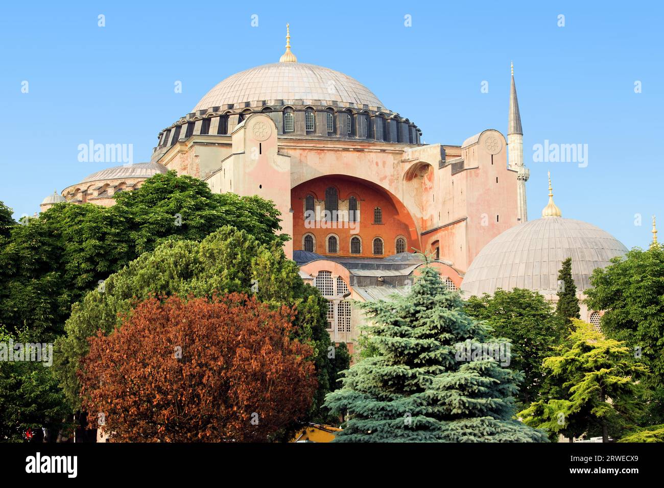 Architettura bizantina di Hagia Sophia (la Chiesa della Santa Sapienza o Ayasofya in turco), famoso punto di riferimento storico e meraviglia del mondo Foto Stock