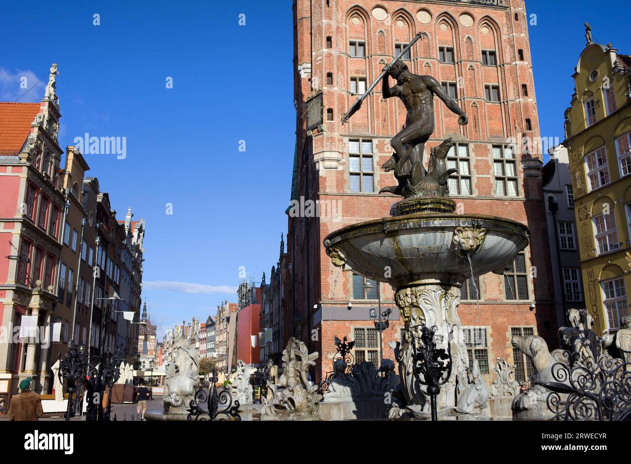 Fontana di Nettuno, statua in bronzo del dio romano del mare nella vecchia città di Gdansk (Danzica), Polonia Foto Stock