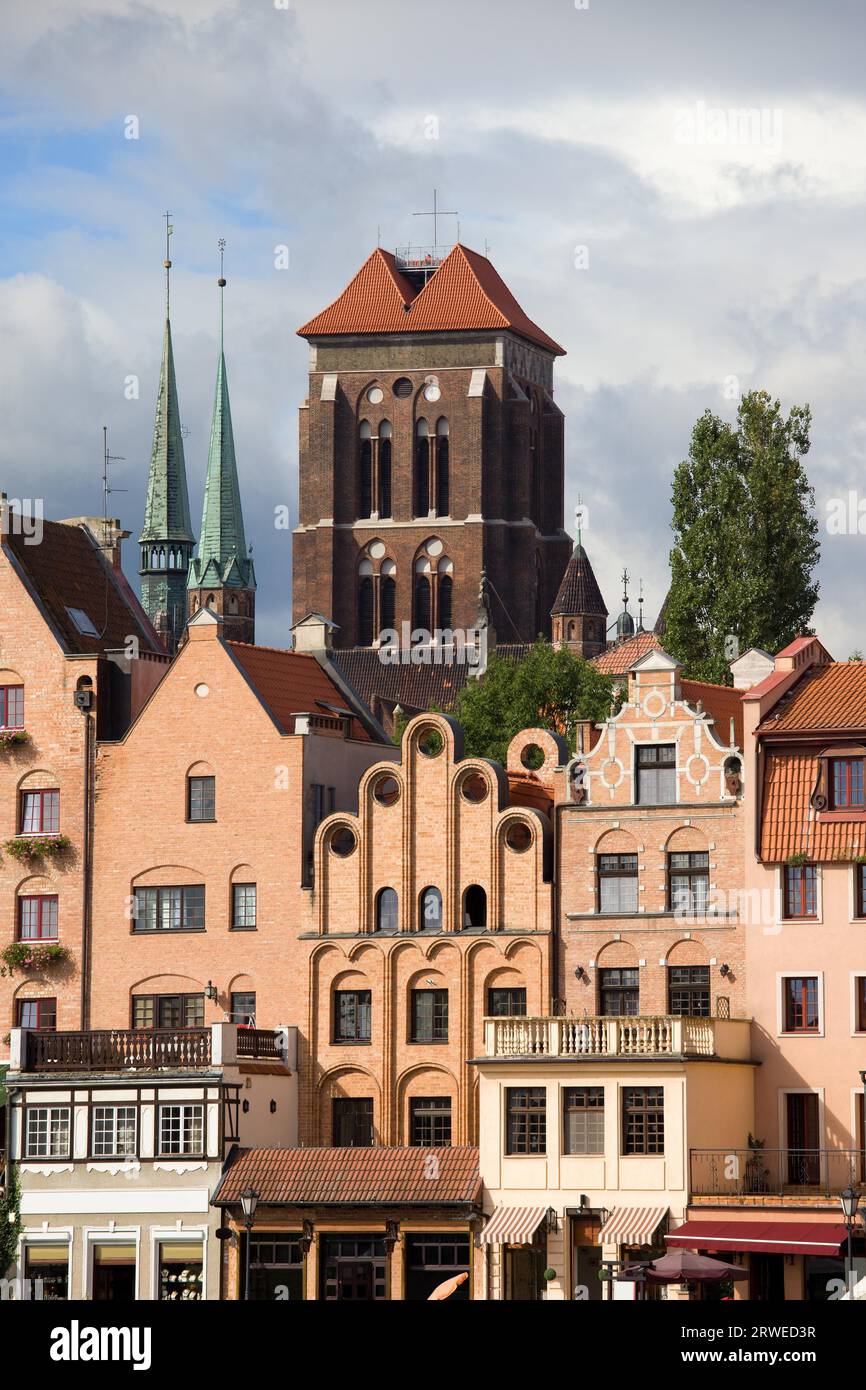 Vecchie case della città con la torre della chiesa della Beata Vergine Maria in background in Gdansk, Polonia Foto Stock