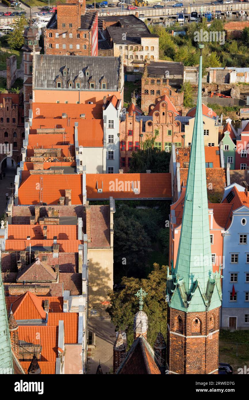 Ammira dall'alto la città vecchia di Danzica in Polonia, sulla prima pianta della chiesa della Beata Vergine Maria guglia Foto Stock